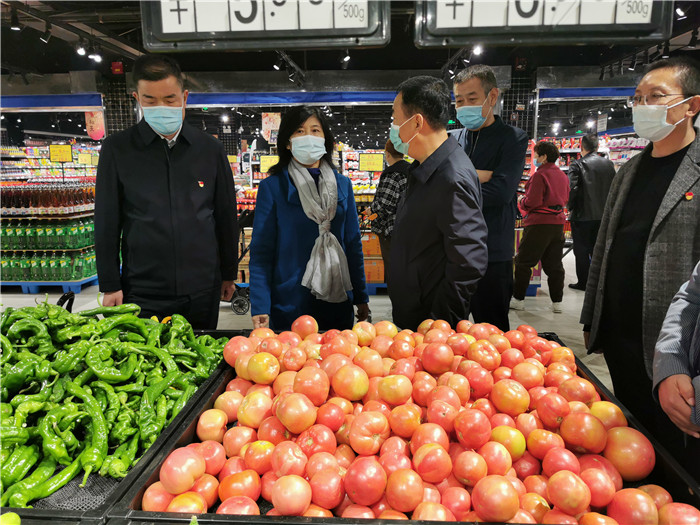 陇南市纪委副书记、市监委副主任张文芹深入徽县盛世联华超市实地了解疫情期间生活物资保障供应情况_副本.jpg